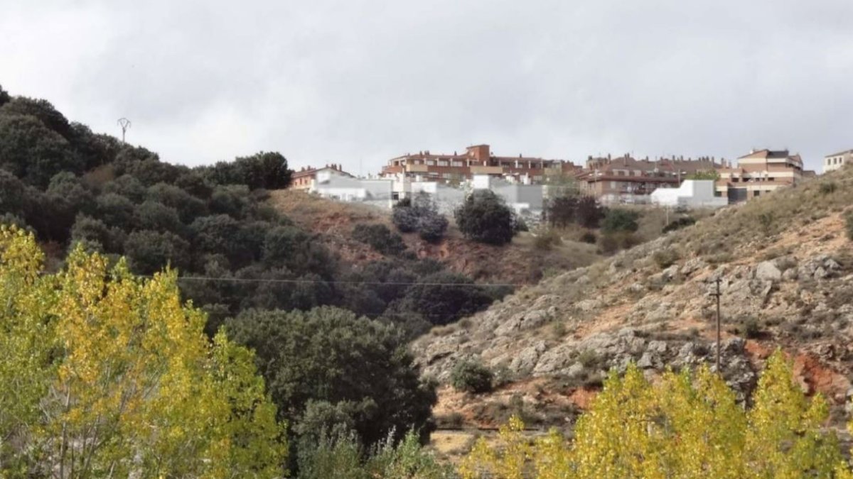 Figura 1. Las construcciones del Cerro (en blanco) no sobrepasan la línea de las existentes ya en Soria