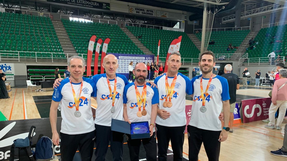Los medallistas del CB Soria en el Campeonato de España Sénior celebrado en Cáceres.