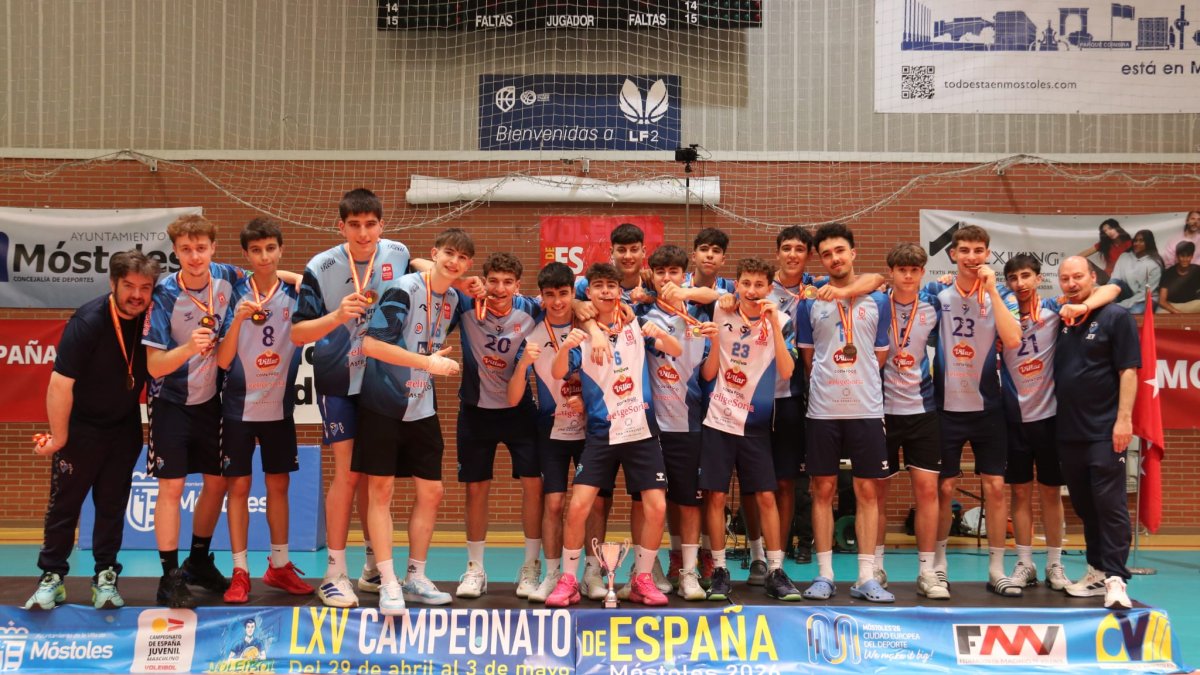 El Río Duero juvenil en el podio recogiendo la medalla del plata del Campeonato de España.