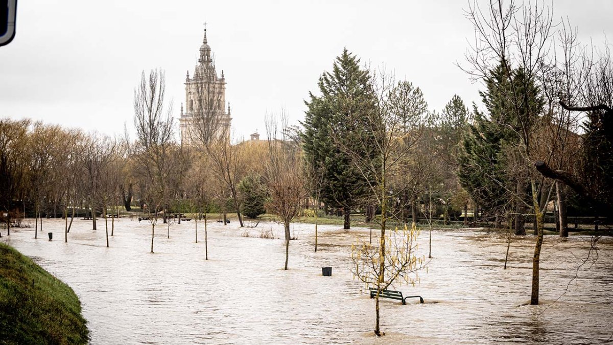 Río Ucero desbordado en El Burgo.