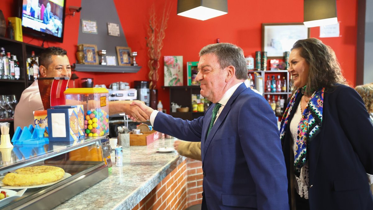 El consejero de la Presidencia, Luis Miguel González Gago, en el bar de presentación de las ayudas en Aldeanueva de Figueroa (Salamanca).