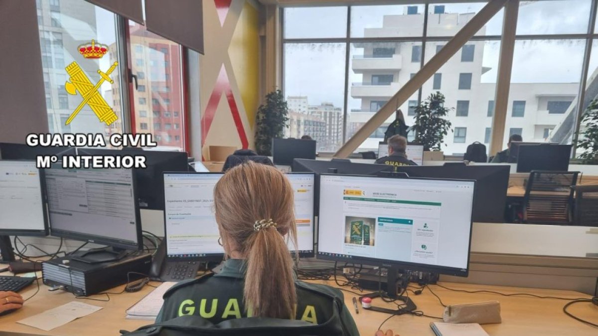 Una agente en la lucha contra la ciberdelincuencia.