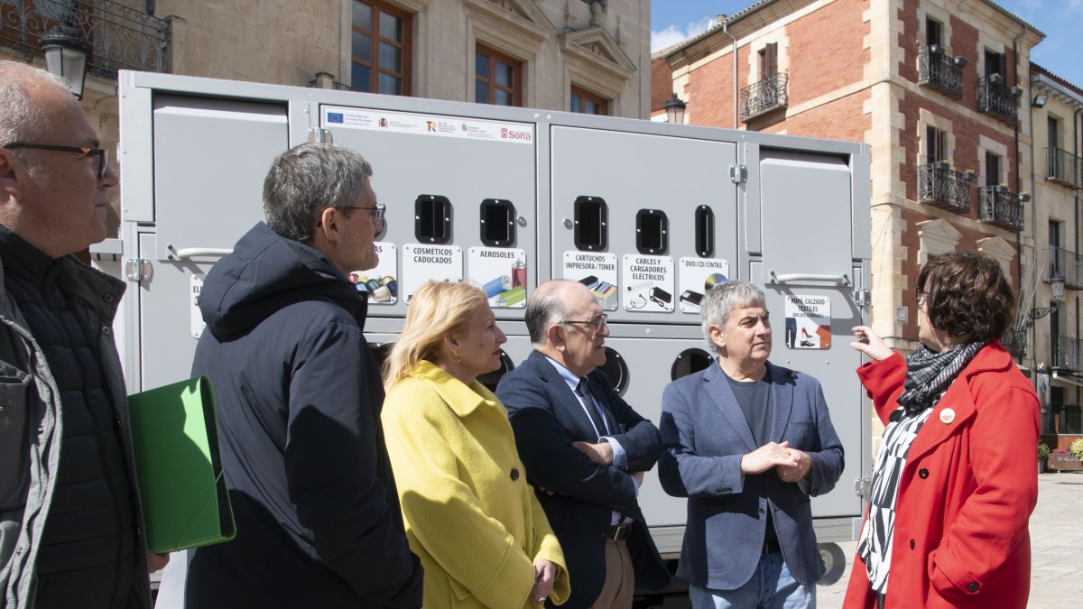 Entrega del punto limpio móvil y su camión eléctrico al Ayuntamiento.