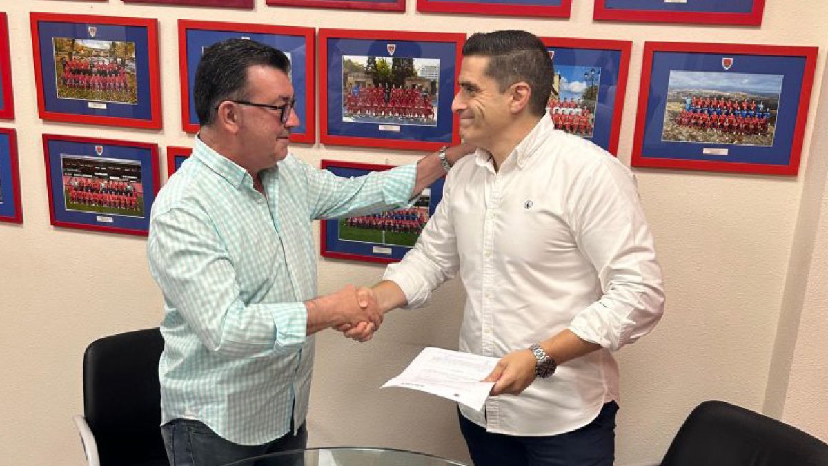 El presidente del Numancia, Patricio de Pedro, y el gerente de Canal 9 Soria, Héctor Izquierdo, en la sede del club rojillo.