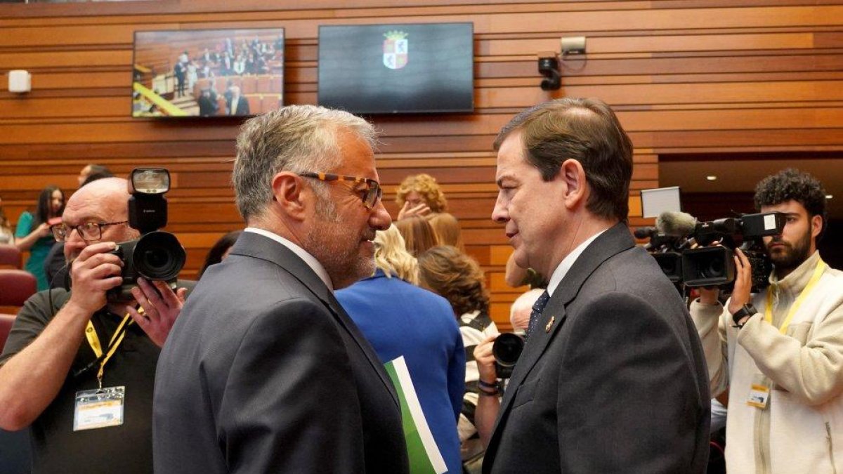 Pollán y Mañueco en la sesión constitutiva de las Cortes de Castilla y León el pasado mes de abril.