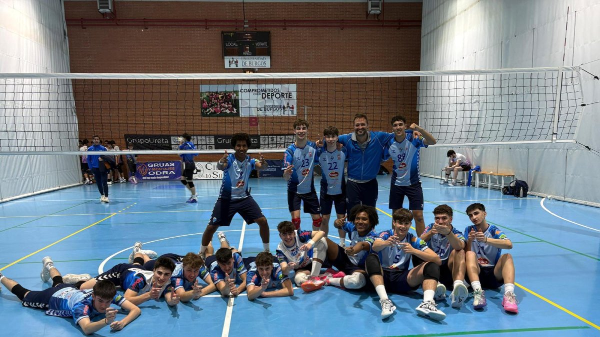 El equipo júnior del C.V. Río Duero tras proclamarse campeón regional.