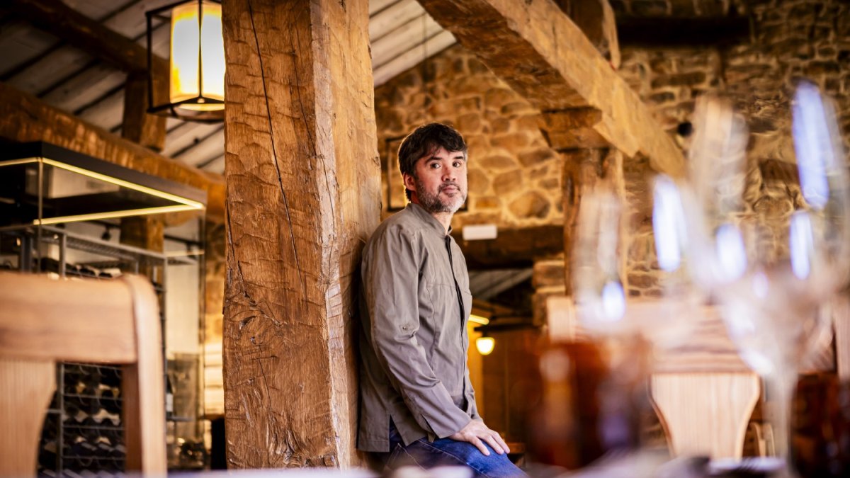 Óscar García posa en su nuevo restaurante, Baluarte Quintanarejo, en su regreso a las tierras de Vinuesa.