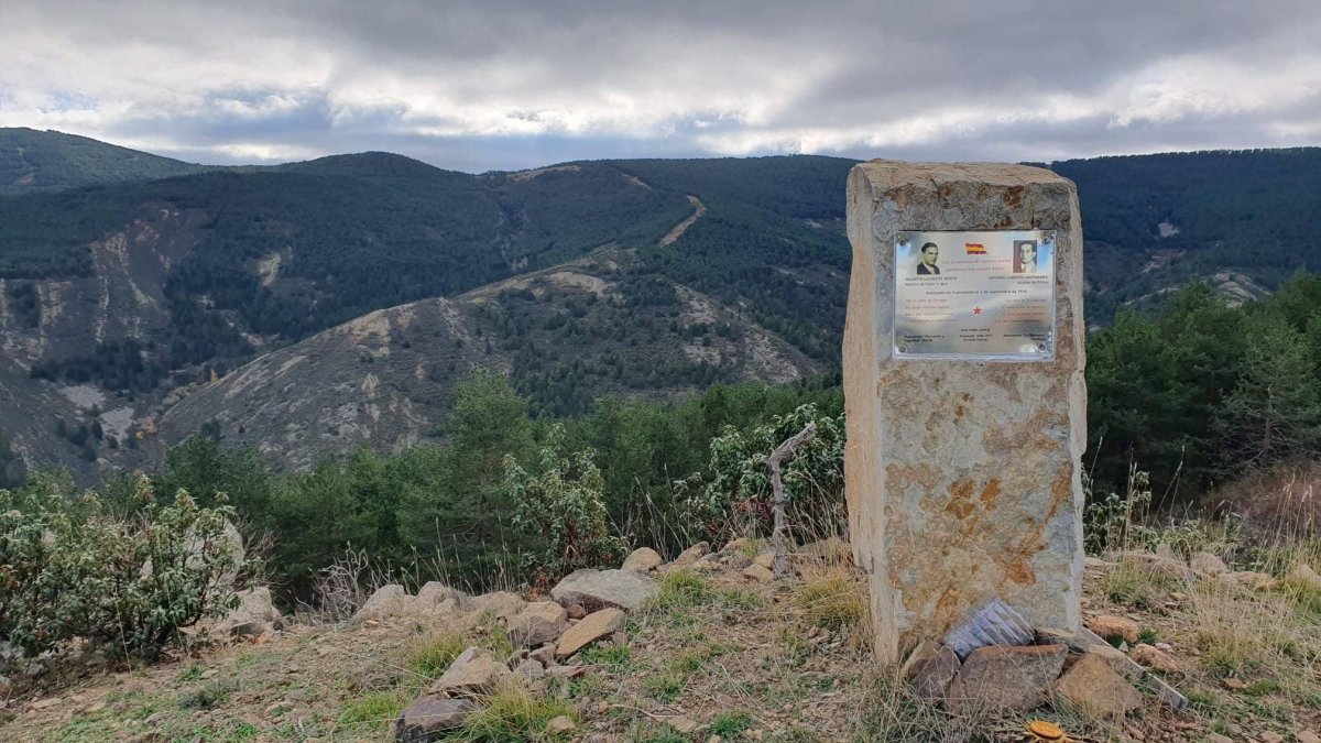 Monolito en homenaje a los dos asesinado en lo alto de un barranco.