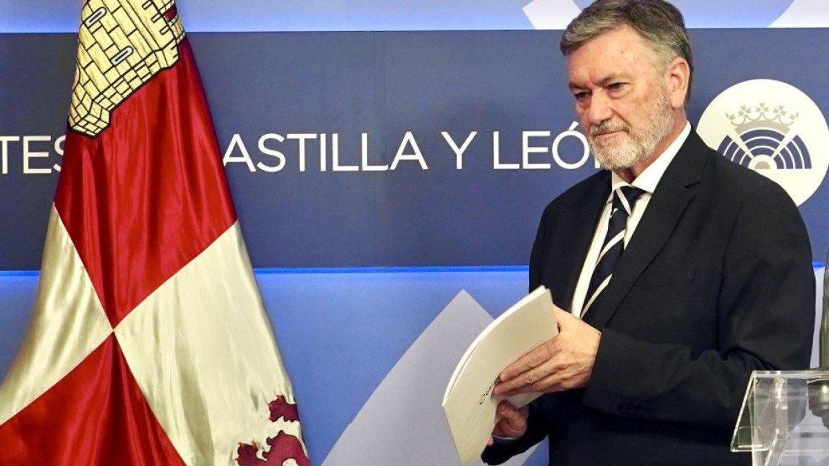 El presidente de las Cortes de Castilla y León, Francisco Vázquez, comparece tras la la ronda de consultas