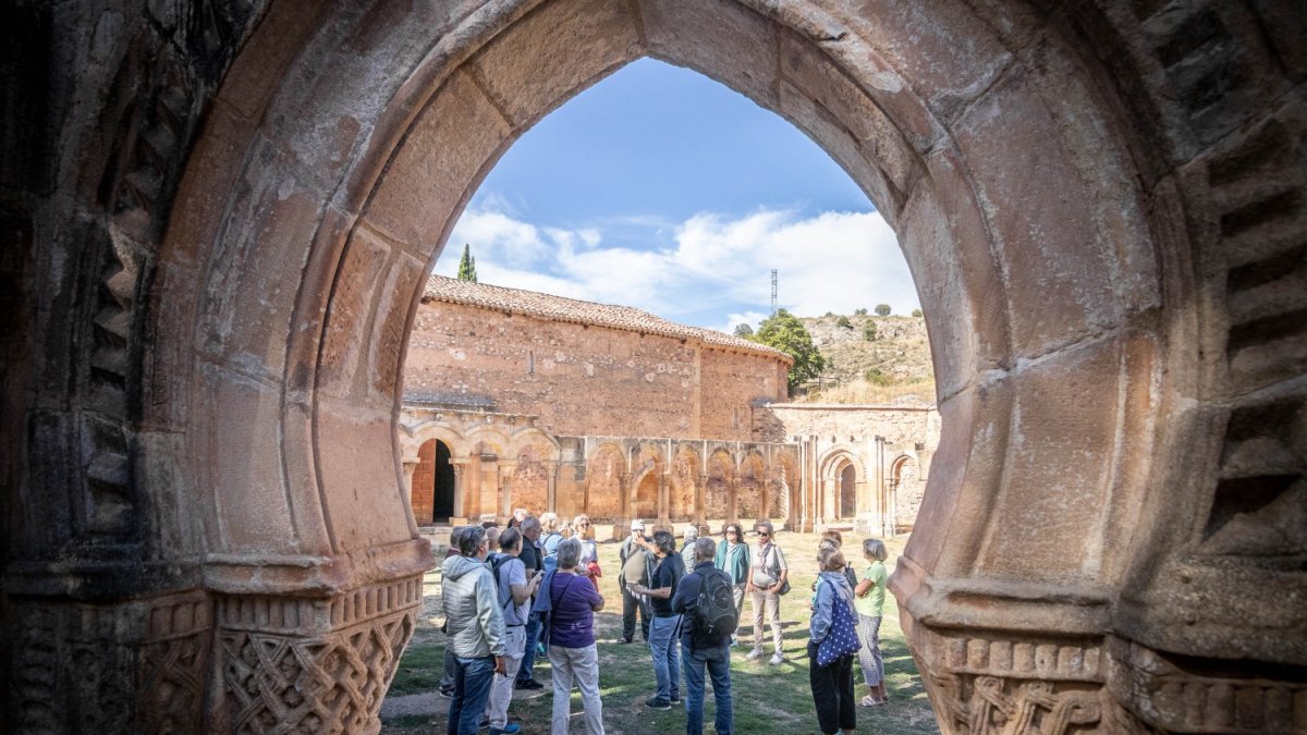 Visitantes en los Arcos de San Juan de Duero.