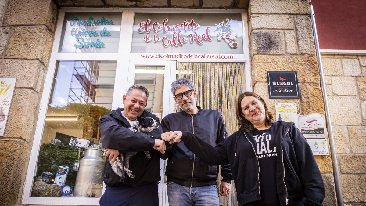 La responsable de El Colmadito con miembros de la Asociación del Casco Viejo.