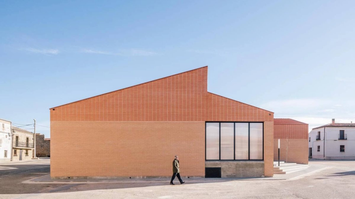 El Teleclub de Noviercas pasó de albergar la primera televisión del pueblo a entrar en el circuito europeo de la arquitectura contemporánea.