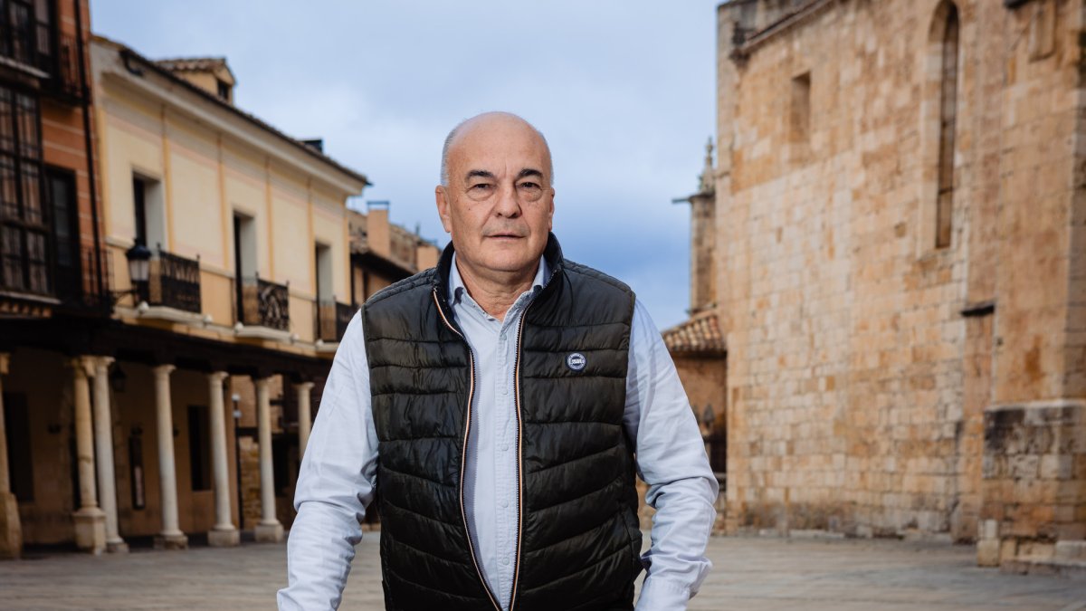 José Ramón Esteban creador de la red social Recorriendo Soria fotografiao en El Burgo de Osma.