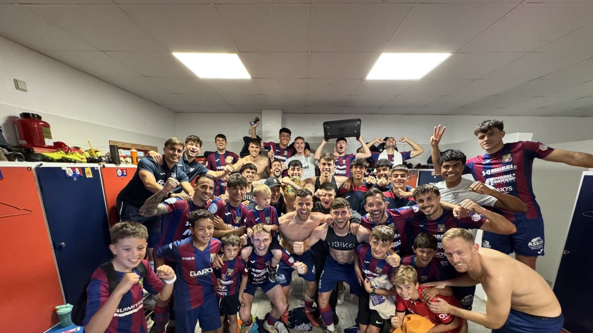 La plantilla del Poblense celebra un triunfo de esta temporada.