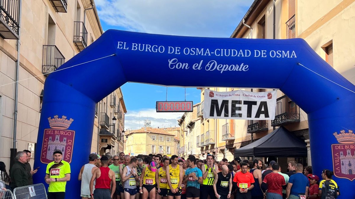 Participantes en la Media Maratón del Burgo en el momento de la salida.