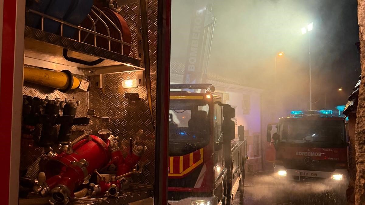 Los bomberos intervienen en el incendio de una vivienda en La Hinojosa.