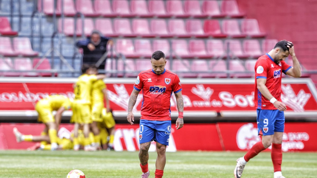 Juancho cabizbajo tras el gol anotado por el Poblense en la segunda parte.