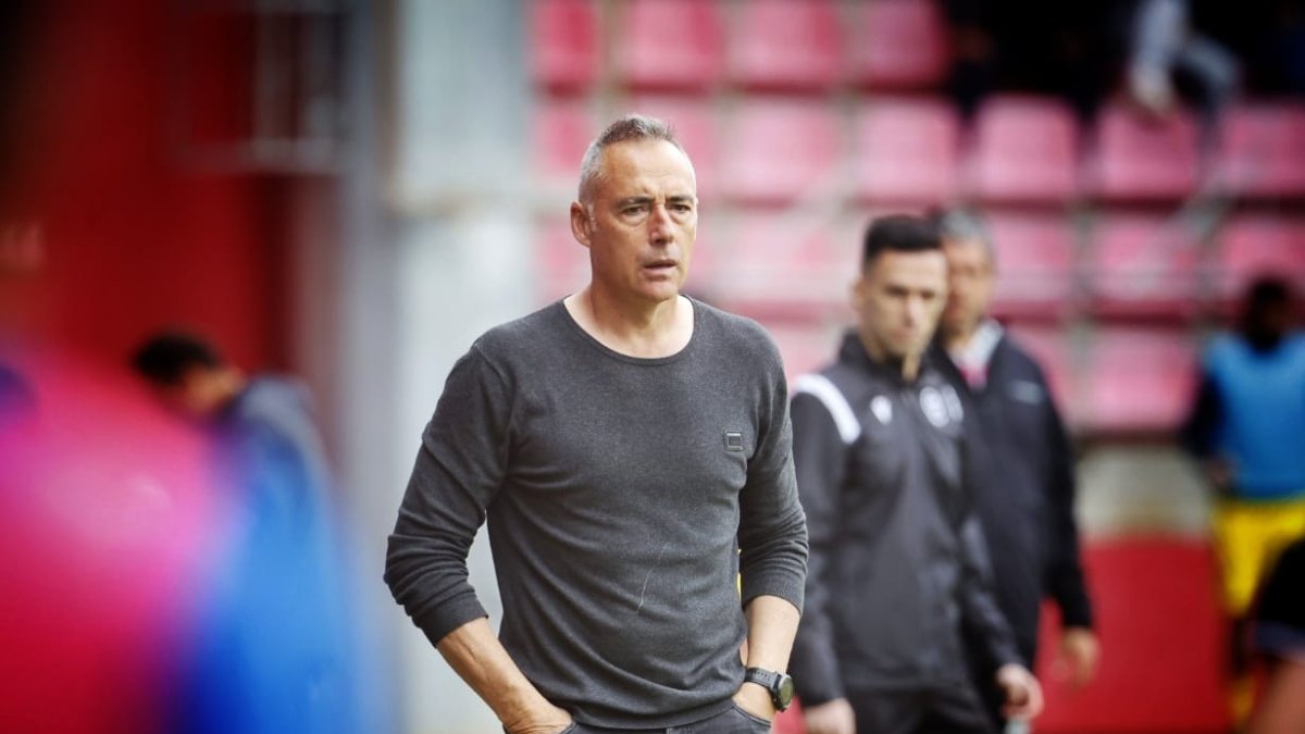 El entrenador del Numancia, Ángel Rodríguez, durante el encuentro ante el Poblense.