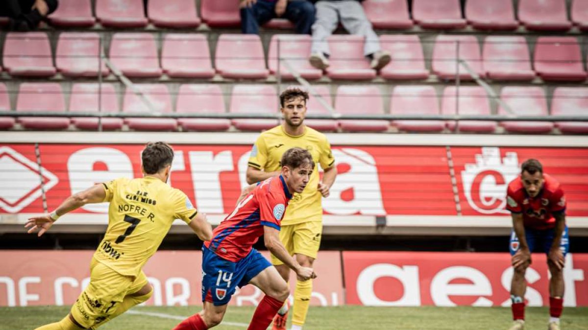 Álex Gil en una acción del encuentro en Los Pajaritos ante el Poblense.