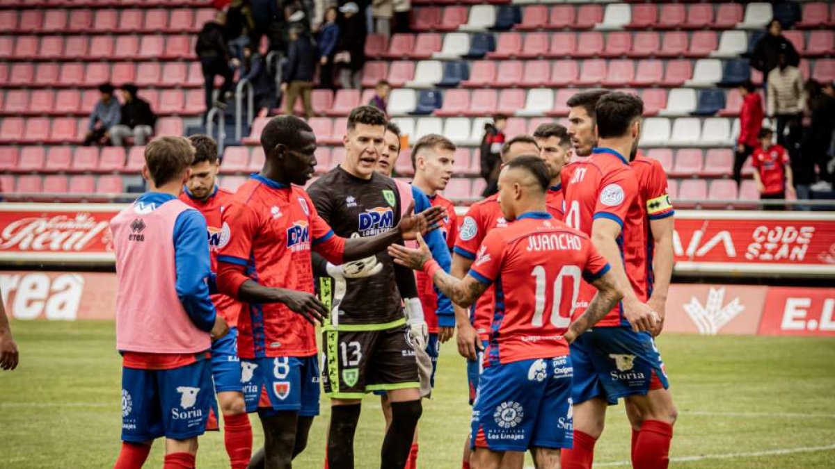 Los jugadores del Numancia a la finalización del encuentro ante el Poblense.