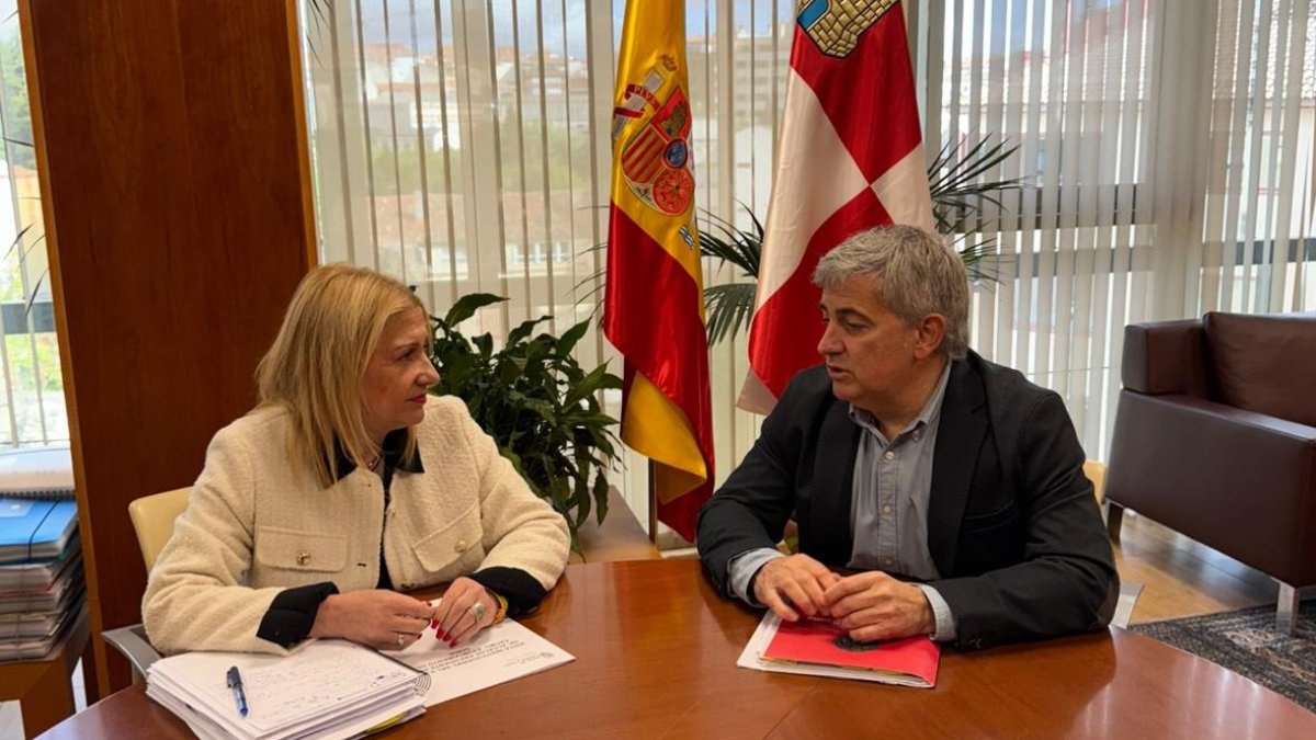La delegada de la Junta, Yolanda de Gregorio, con el alcalde de Soria, Javier Antón.