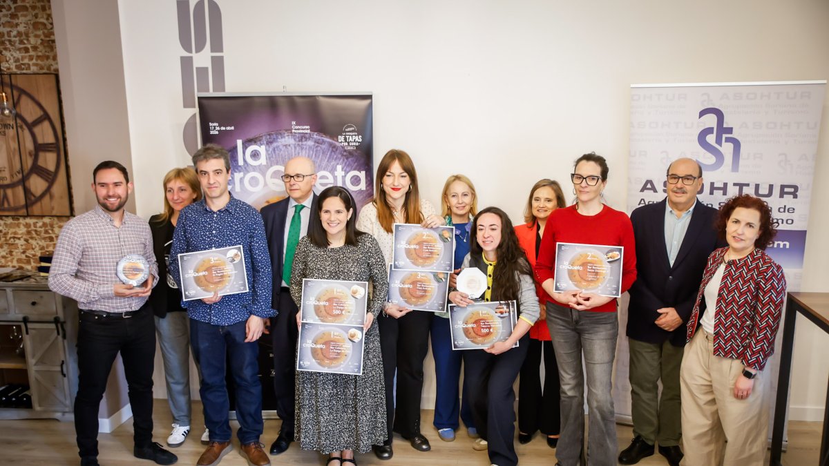 Foto de familia de todos los ganadores en el concurso de la croqueta.