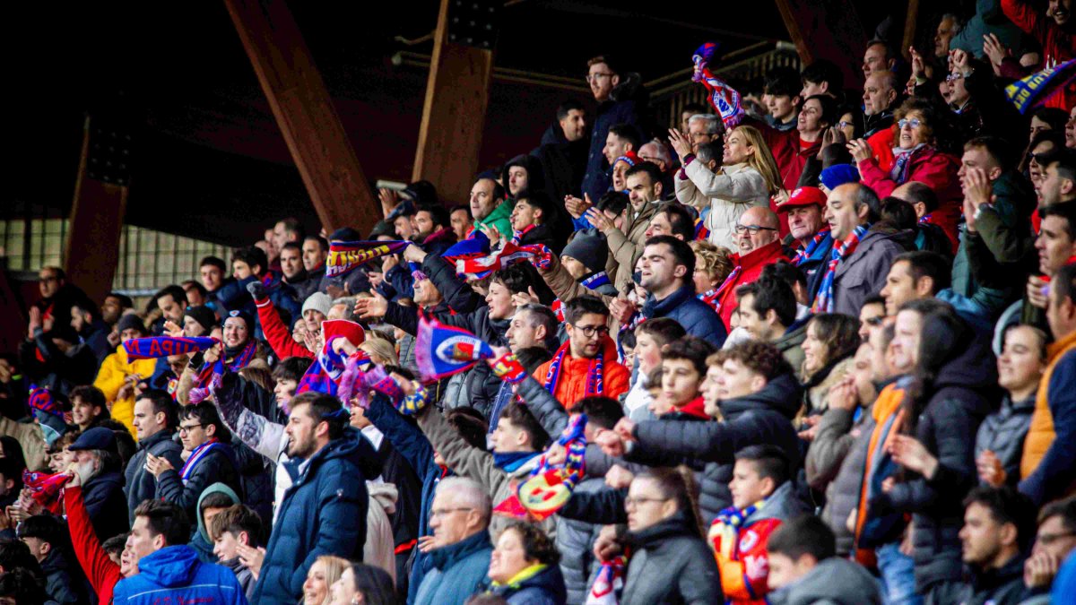 La afición del Numancia no pierde la esperanza de ver a su equipo en la final por el ascenso.