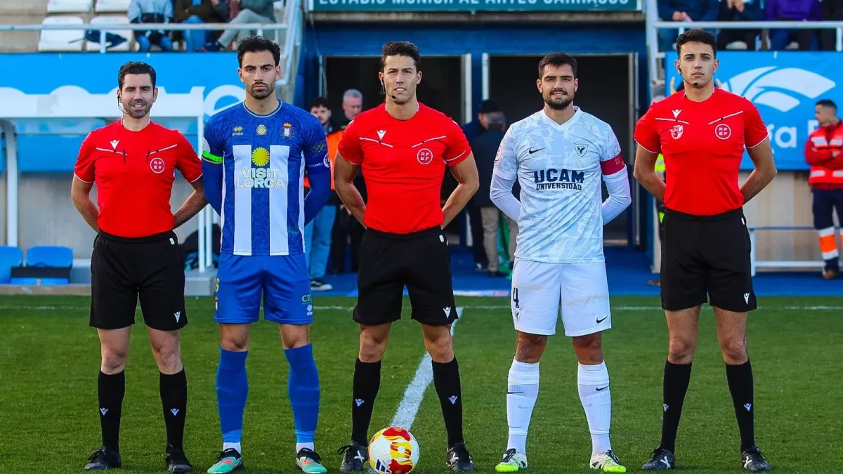 Alejandro Noguera, en el centro de la Imagen, pitará al Numancia en San Pobla.
