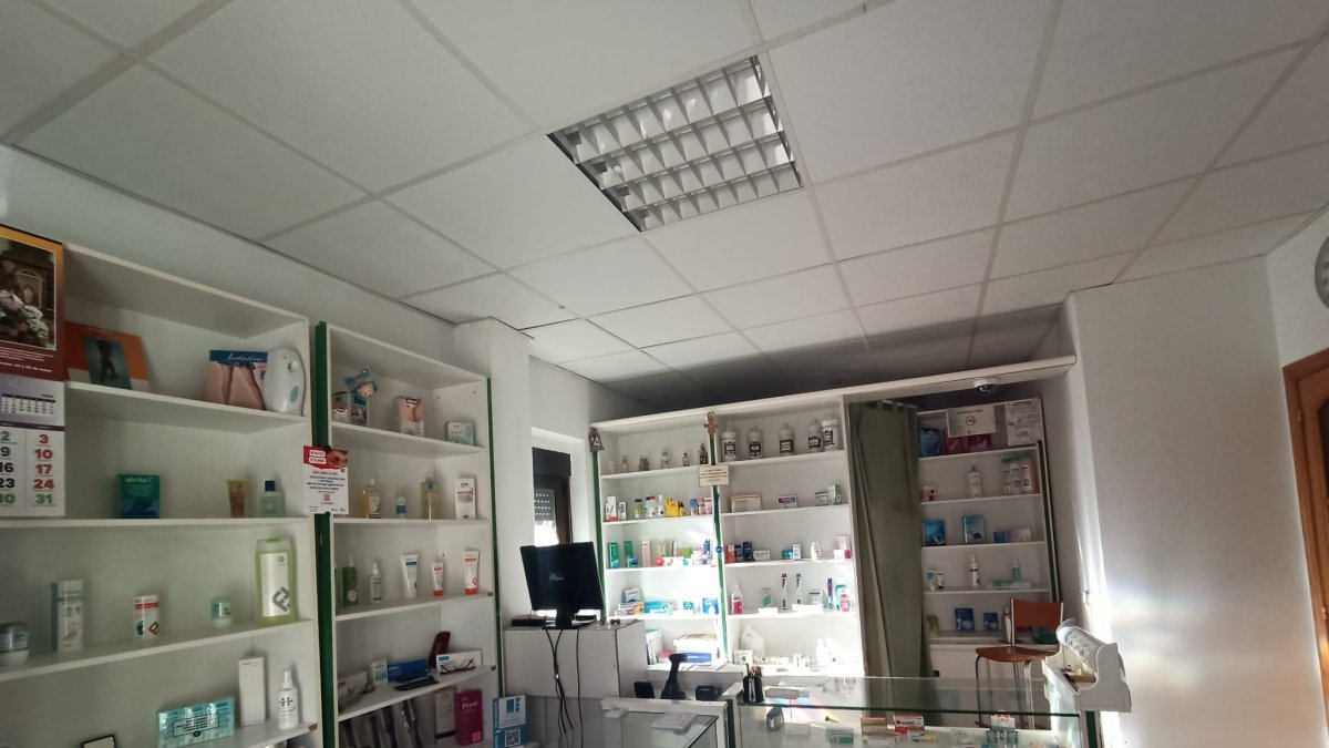 Interior de la farmacia de Espejón.