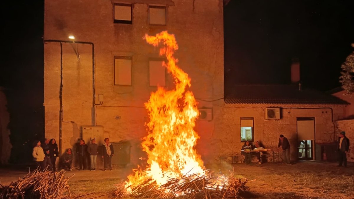 La localidad soriana de Valdanzo celebró este jueves su tradicional luminaria.