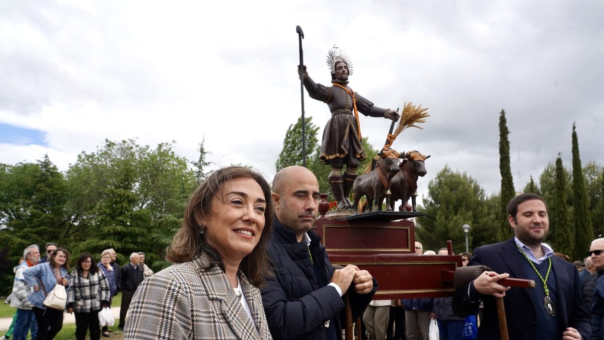 La consejera de Agricultura, Ganadería y Desarrollo Rural, María González Corral, asiste a la misa en honor de San Isidro Labrador.