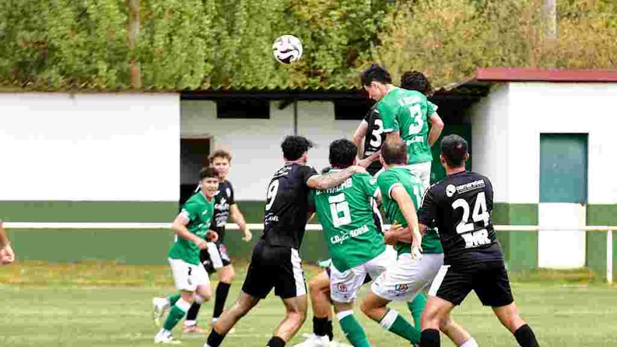 El San José quiere lograr un buen resultado en La Bañeza para sentenciar en la vuelta en Garray.
