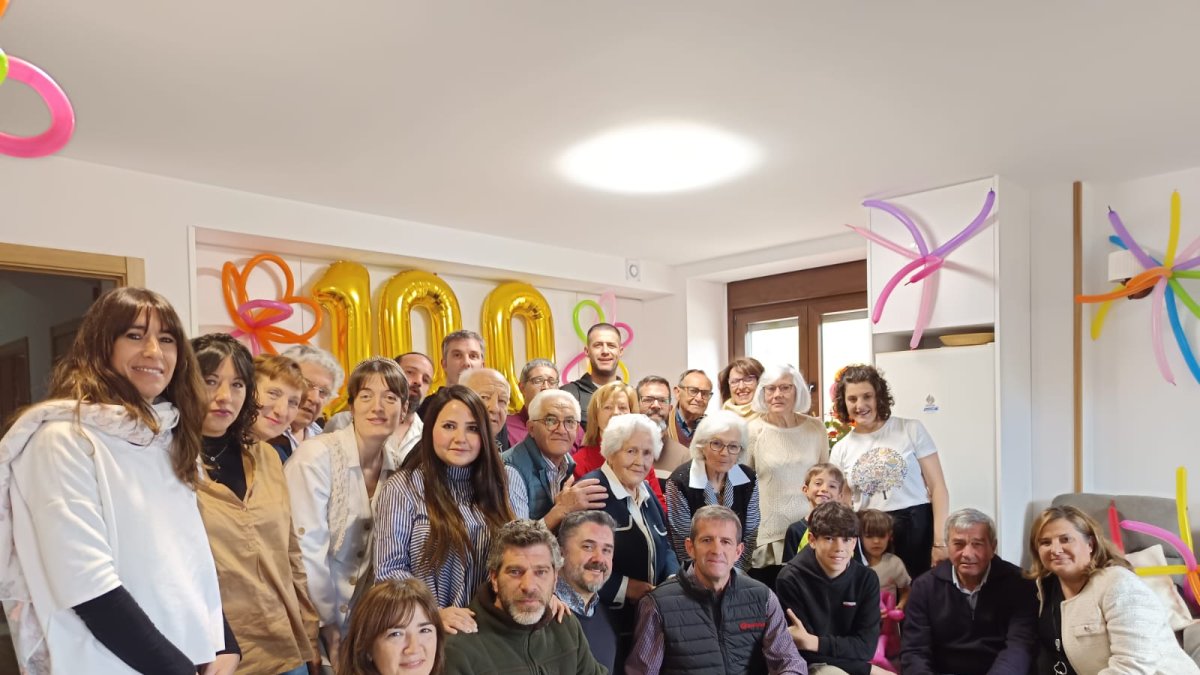 Isidora con familiares, amigos y representantes institucionales.