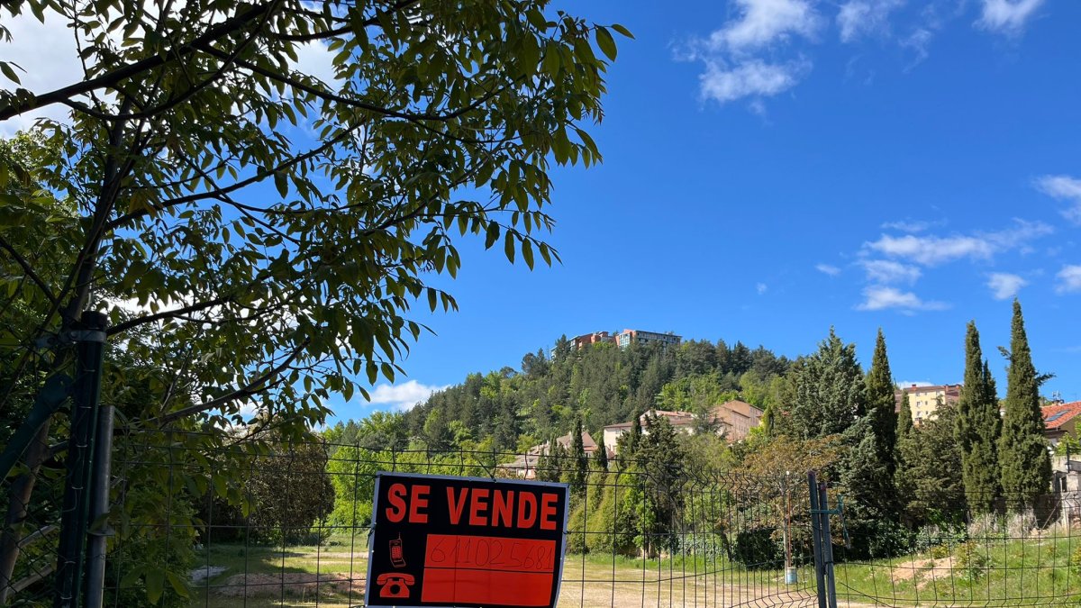 Imagen de 'se vende' en la parcela de Las Ánimas.