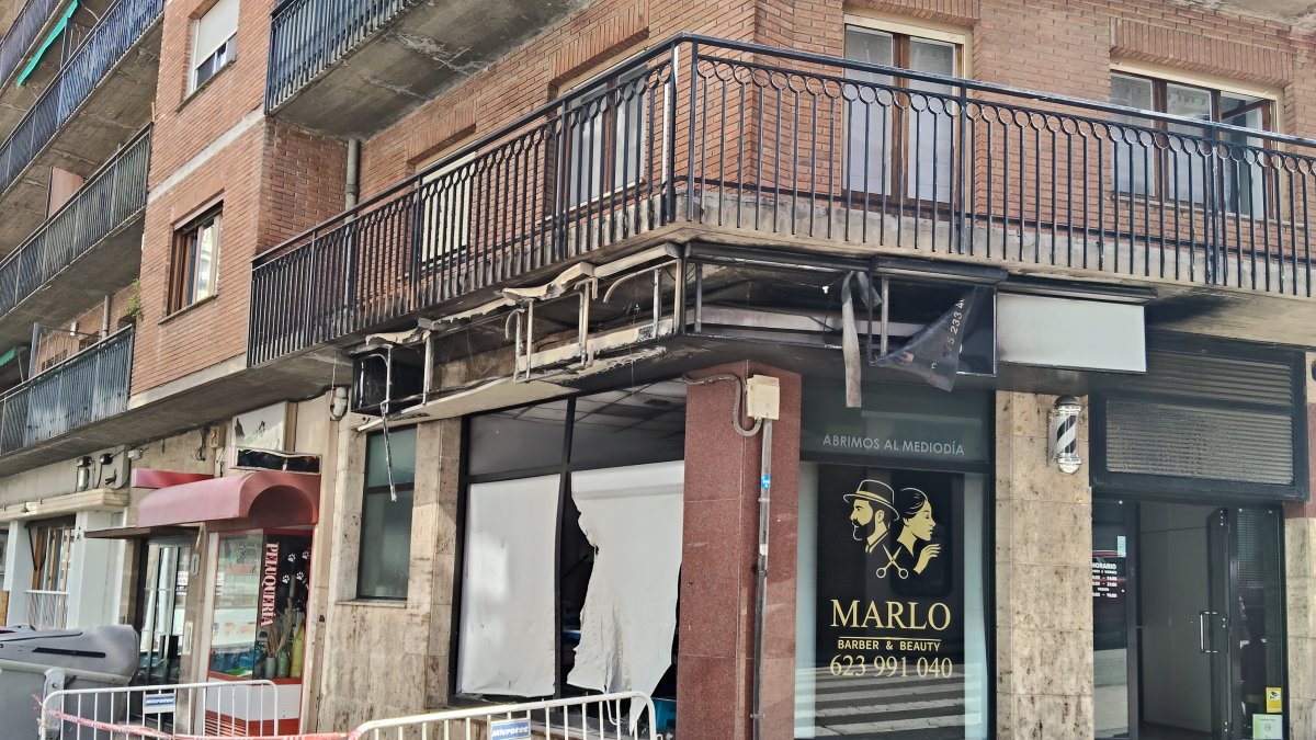 Imagen de cómo ha quedado el exterior del local en la zona en que estaban los contenedores.