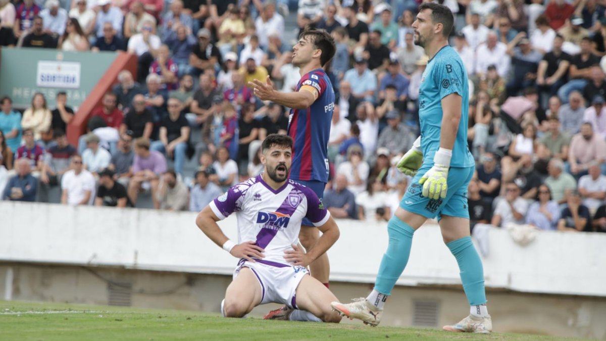 El Numancia volvía a perder ante el Poblense y no estará en la final por el ascenso, en la imagen la impotencia de Jony.
