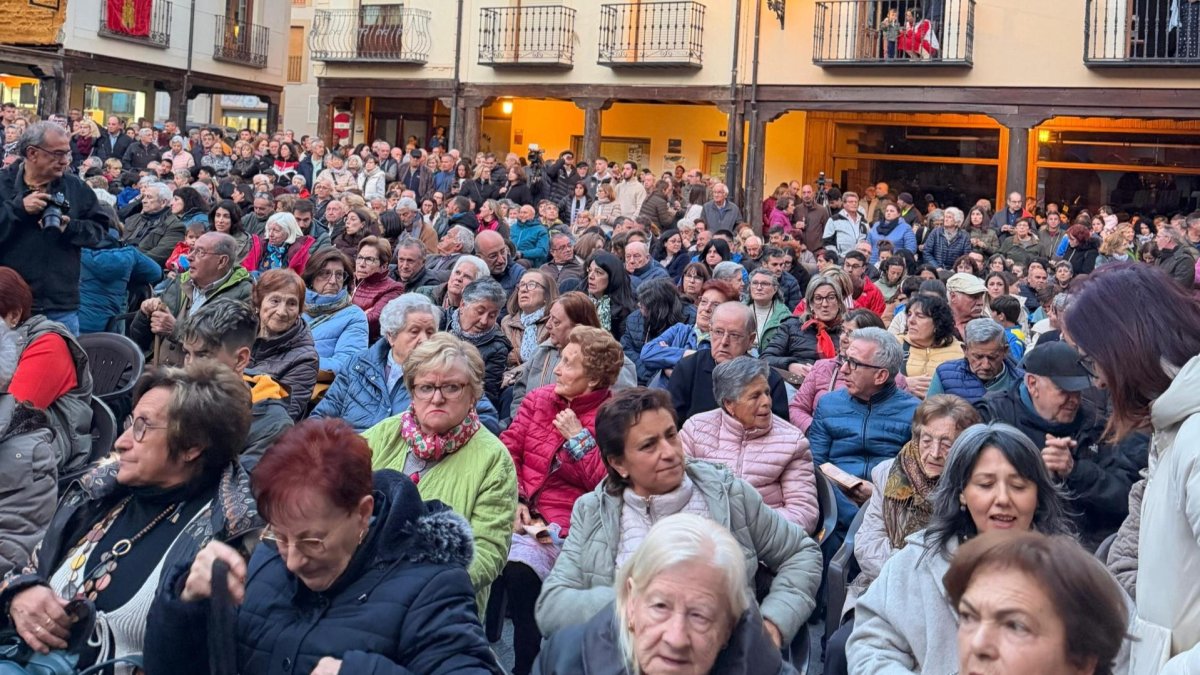 Público asistente al espectáculo en la plaza de San Esteban.