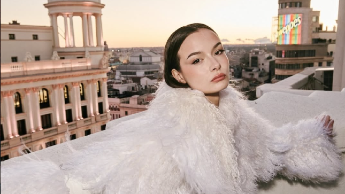 Captura de pantalla con una modelo con un diseño de Pilar del Campo en el Instagram de la diseñadora