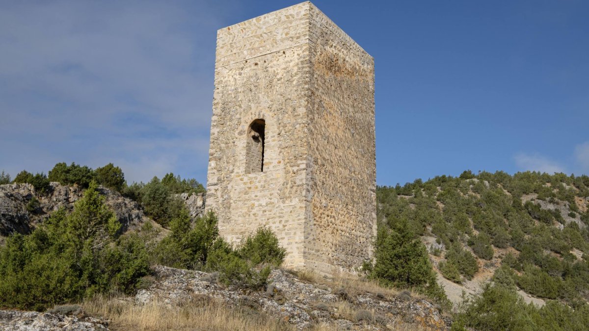 La Torre de Chaorna, una construcción de origen islámico fechada en el siglo XI, se alza sobre un risco junto a la conocida Cueva de la Mora.