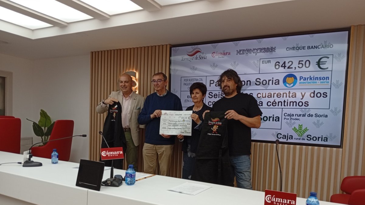Entrega del cheque del delantal solidario a Parkinson Soria.