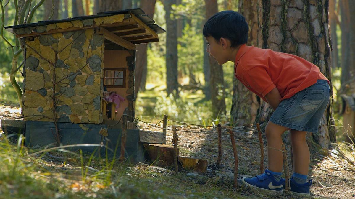 Las criaturas fantásticas del Bosque Mágico habitan pequeñas construcciones escondidas entre troncos, piedras y musgo.