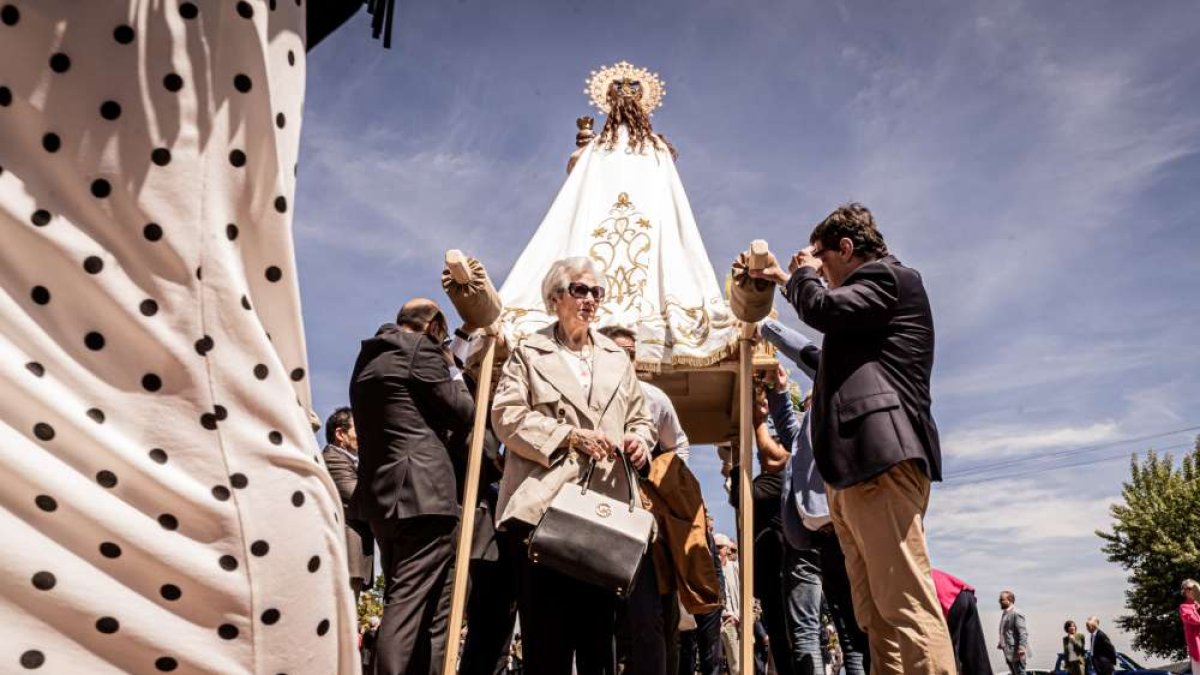 Los devotos pasaron bajo la talla de la Virgen de Olmacedo en Ólvega