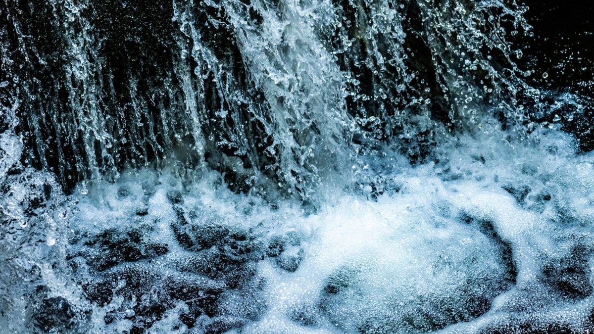 El agua de Cueva Serena cae entre roca y espuma en uno de los rincones naturales más sorprendentes de la Sierra de Urbión.