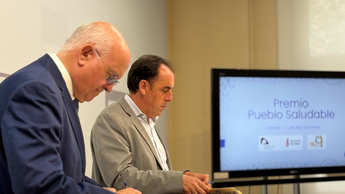 José Ramón Huerta, del Colegio de Médicos, y Benito Serrano, presidente de la Diputación de Soria.
