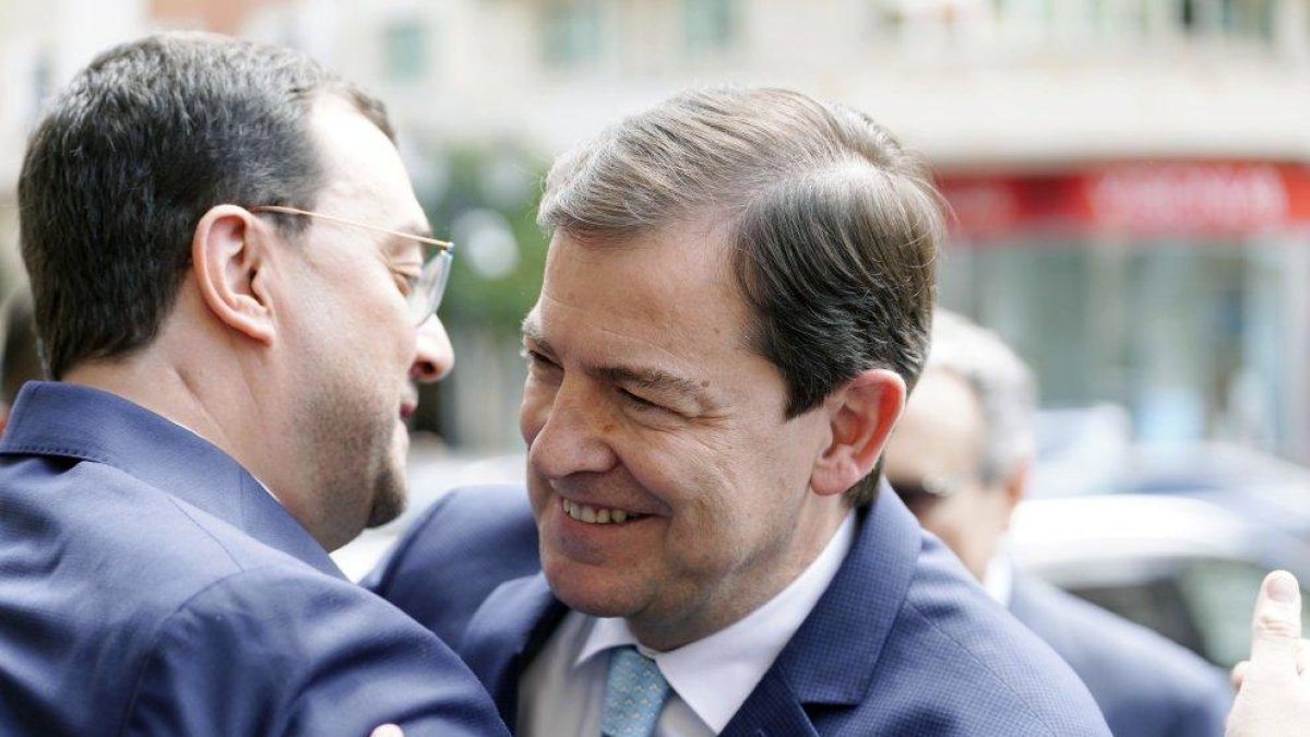 Alfonso Fernández Mañueco se abraza con el presidente de Asturias, Adrián Barbón, en el Foro del Noroeste.