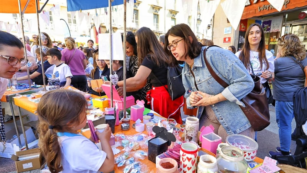 Mercadillo con los trabajos de los escolares del programa Emprender en mi escuela.
