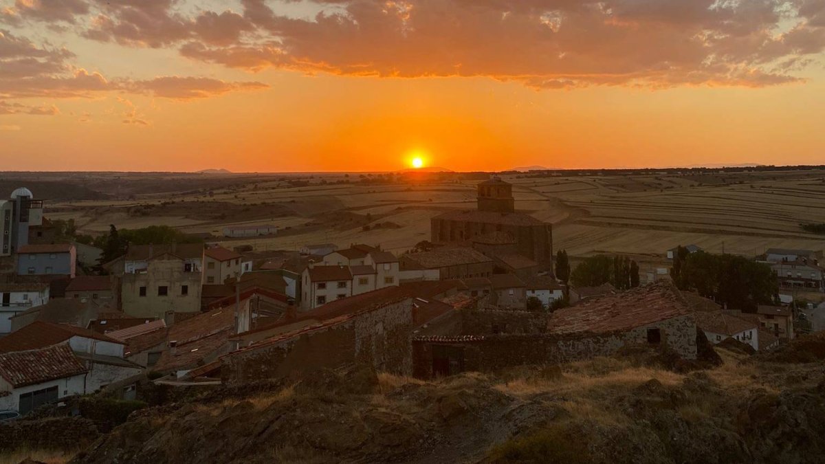 Las puestas de sol en Borobia anticipan una de sus grandes joyas: noches oscuras ideales para observar estrellas, galaxias y nebulosas