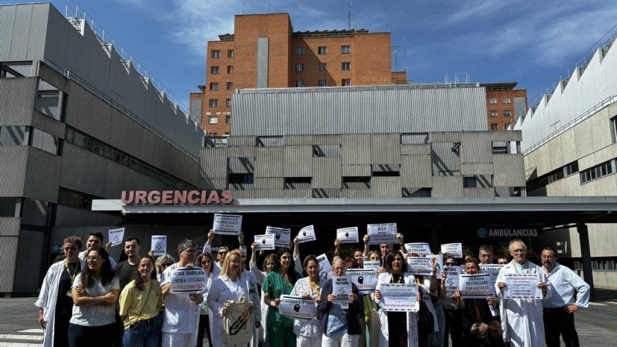 Médicos se concentran en el Clínico en una nueva jornada de huelga del colectivo médico.