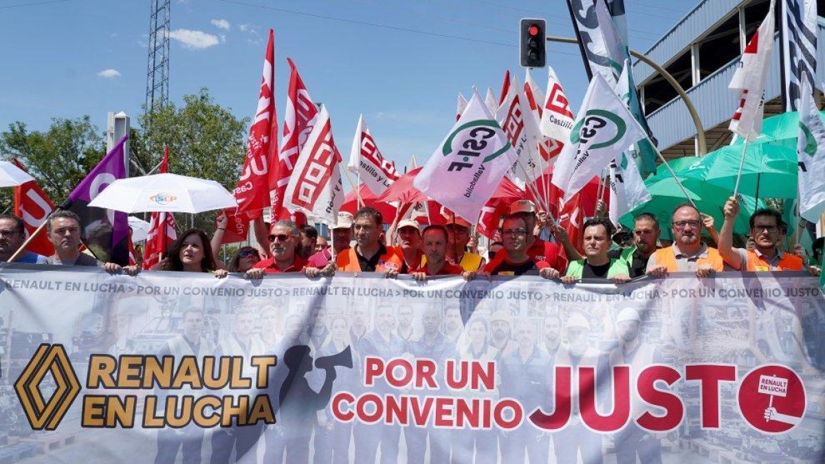 Los trabajadores de Renault se concentran para exigir a la empresa que vuelva a la mesa de negociación.