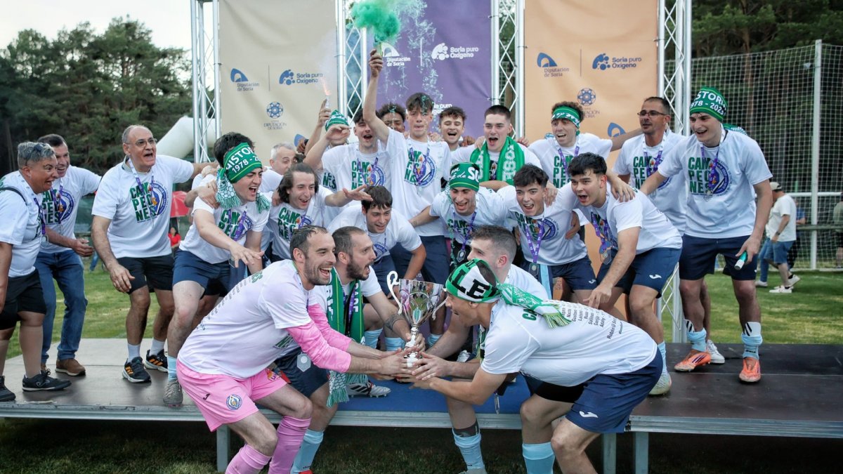 El San José B levantando el trofeo como campeón de la Copa Diputación 2026.